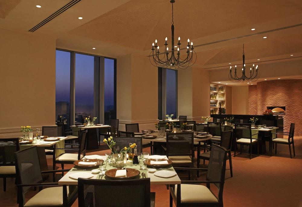 Trident Hyderabad Hotell Eksteriør bilde The restaurant