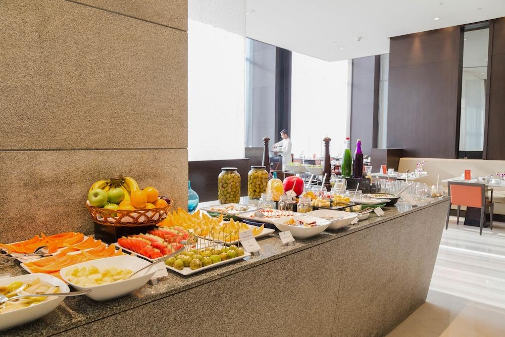 Trident Hyderabad Hotell Eksteriør bilde A buffet at a hotel
