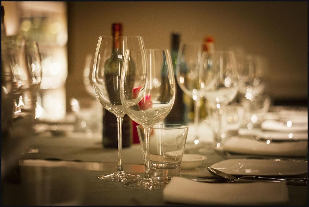 Trident Hyderabad Hotell Eksteriør bilde Wine glasses