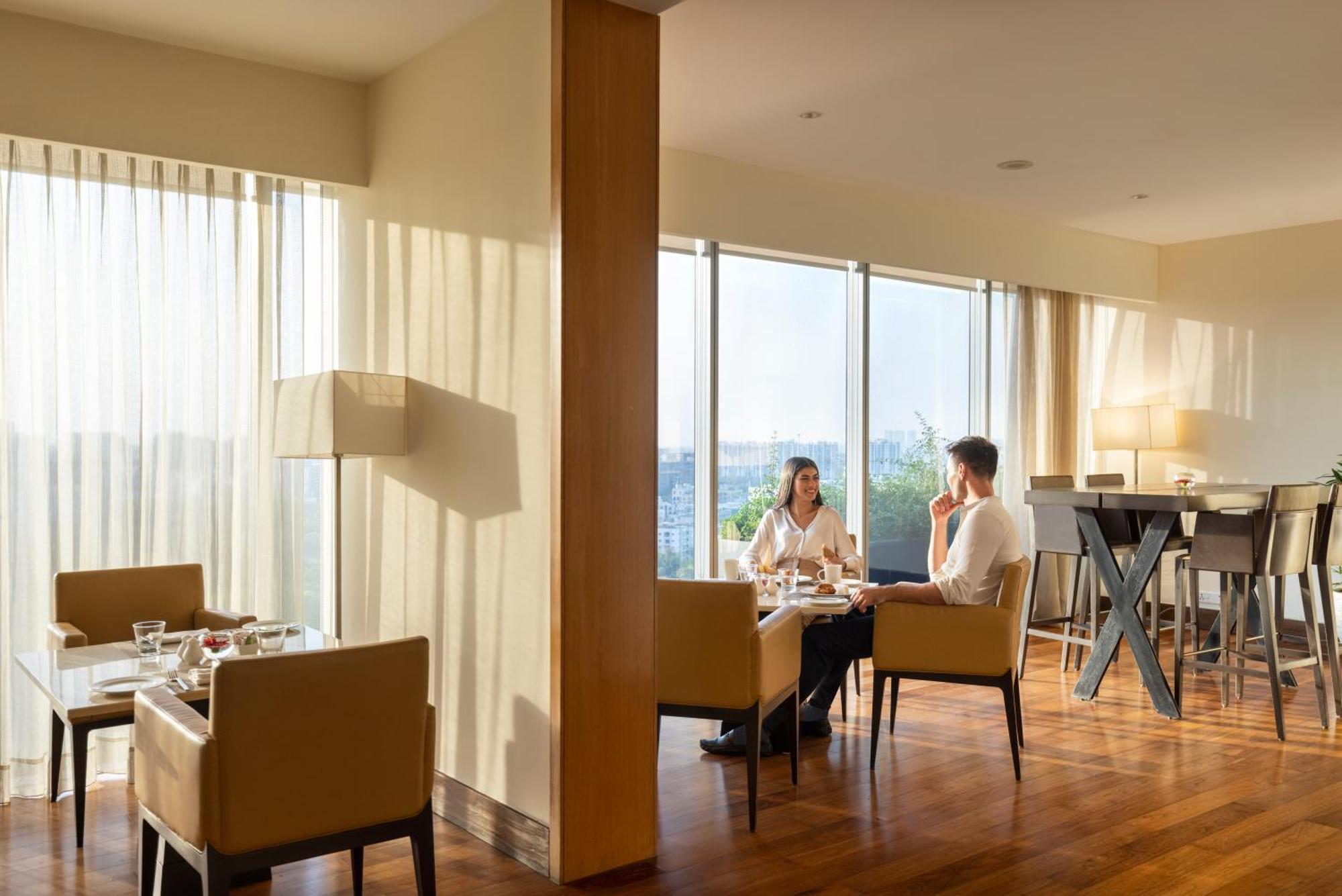 Trident Hyderabad Hotell Eksteriør bilde The Club at the Pan Pacific