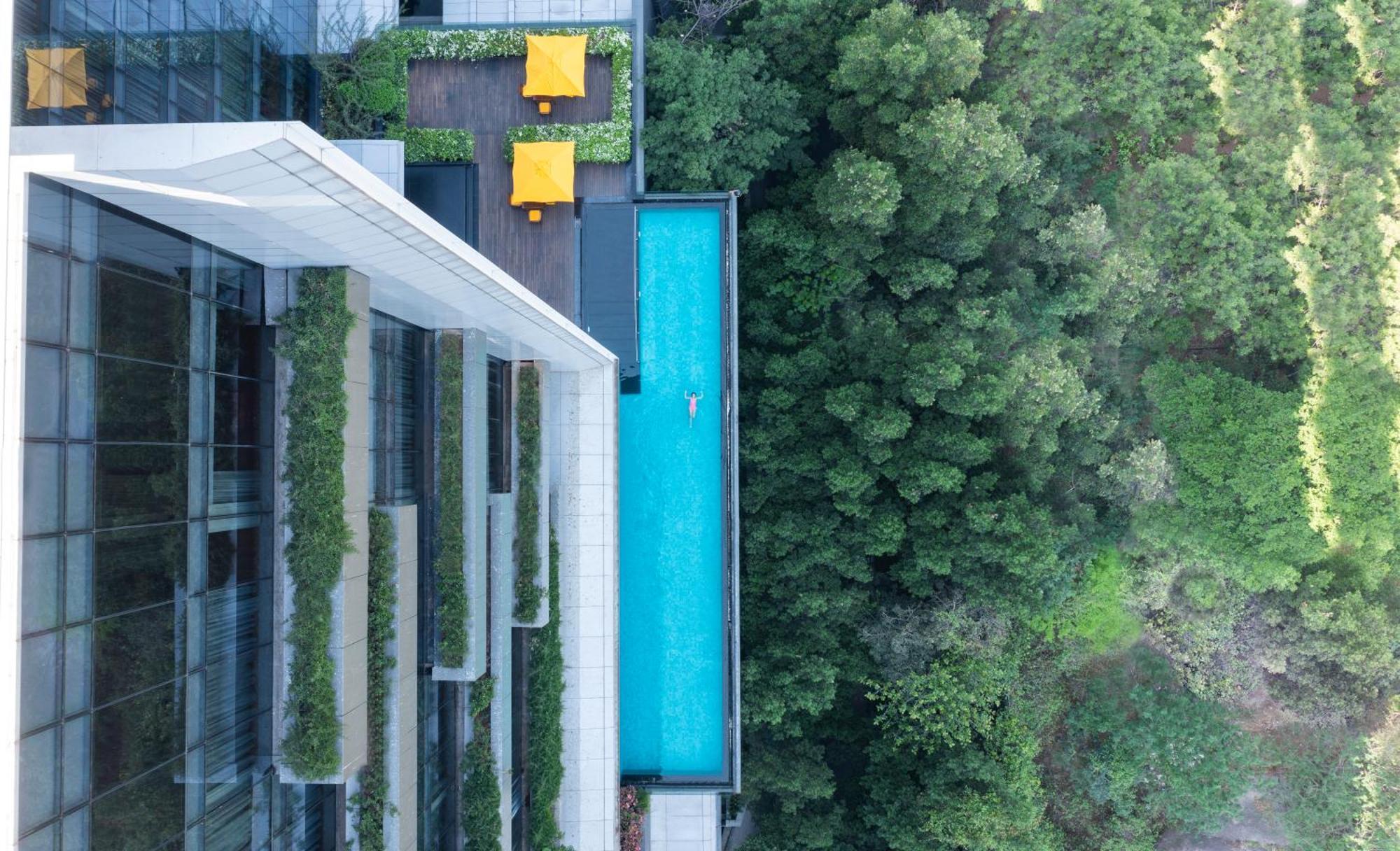 Trident Hyderabad Hotell Eksteriør bilde The swimming pool at the hotel