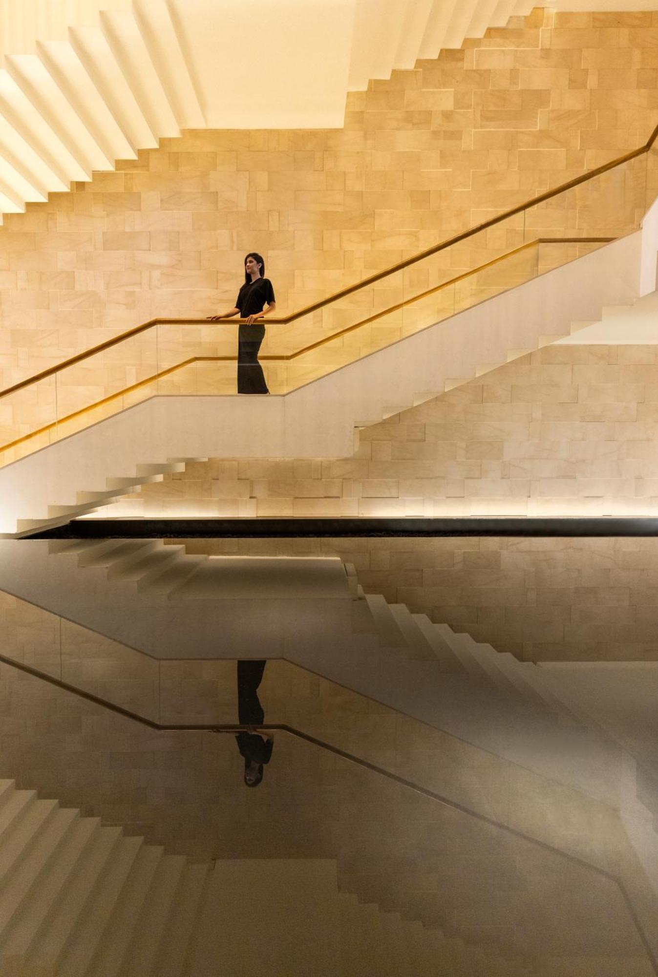 Trident Hyderabad Hotell Eksteriør bilde The staircase