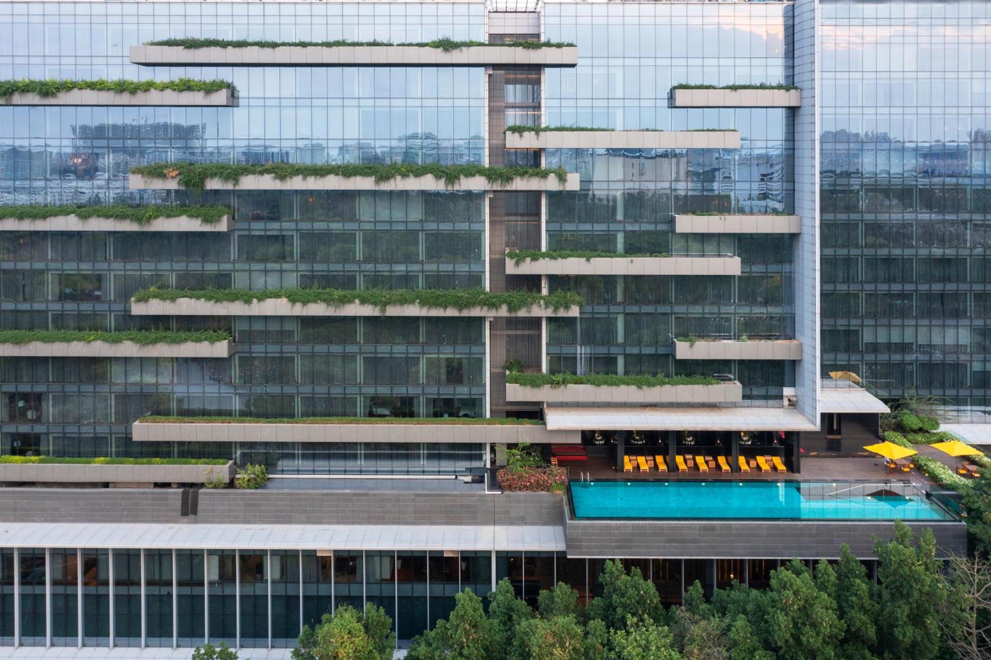 Trident Hyderabad Hotell Eksteriør bilde The hotel's rooftop pool
