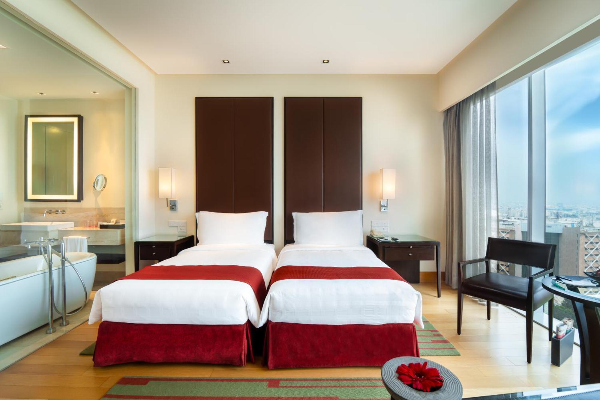 Trident Hyderabad Hotell Eksteriør bilde A bedroom at the hotel
