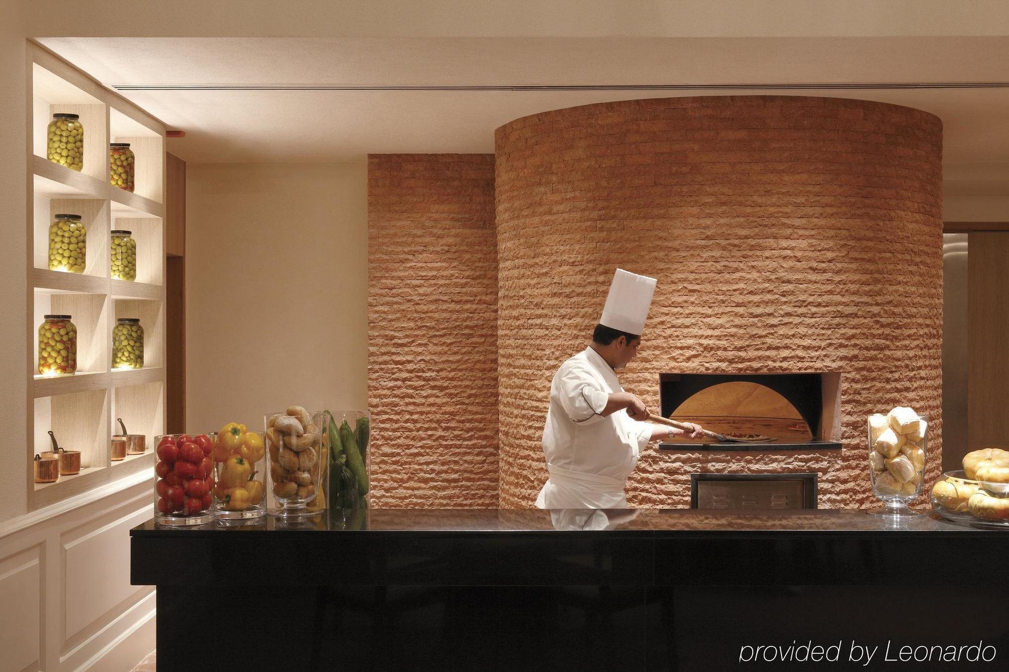 Trident Hyderabad Hotell Eksteriør bilde A wood-fired oven in a hotel