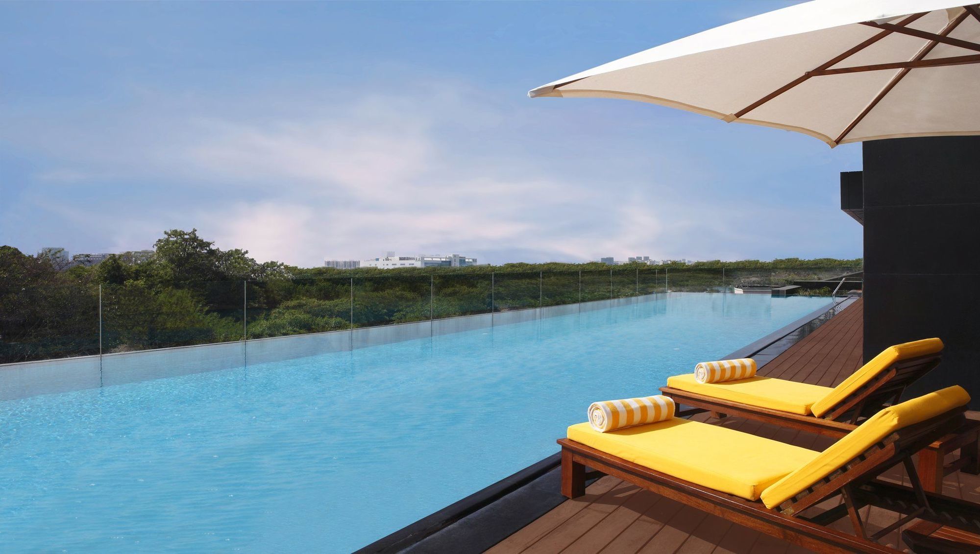 Trident Hyderabad Hotell Fasiliteter bilde Rooftop pool at the hotel