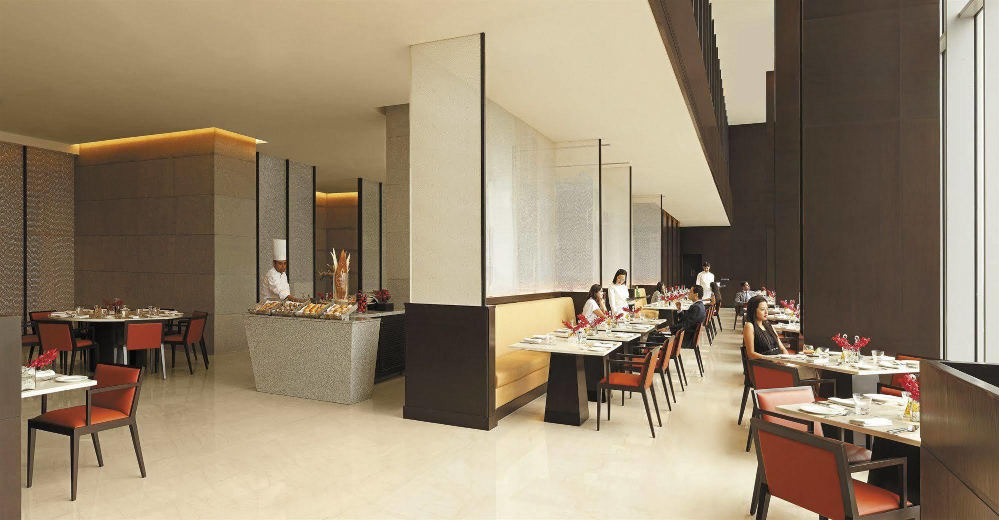 Trident Hyderabad Hotell Eksteriør bilde The restaurant