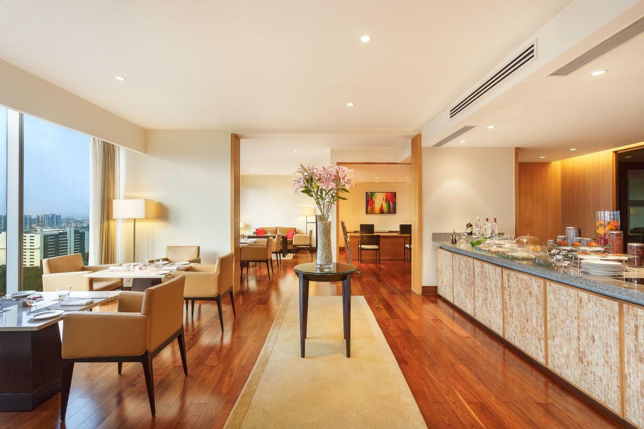 Trident Hyderabad Hotell Eksteriør bilde The Club lounge at Hong Kong International Airport