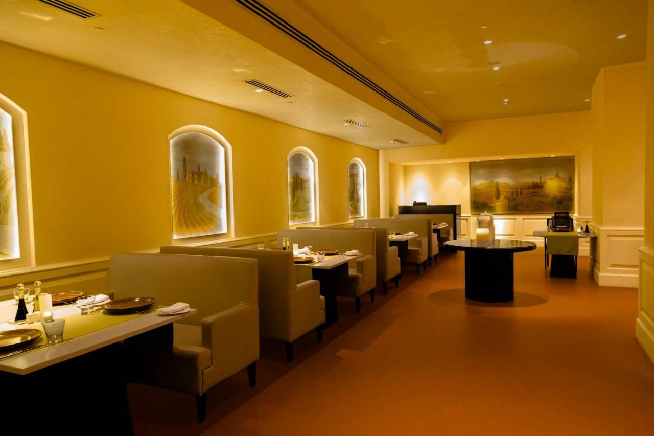 Trident Hyderabad Hotell Eksteriør bilde The interior of the restaurant