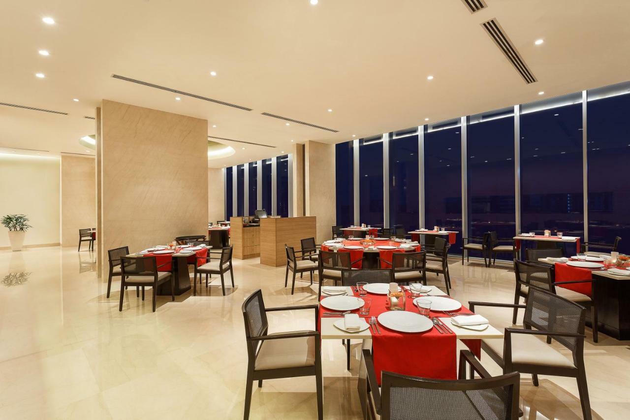Trident Hyderabad Hotell Eksteriør bilde The restaurant